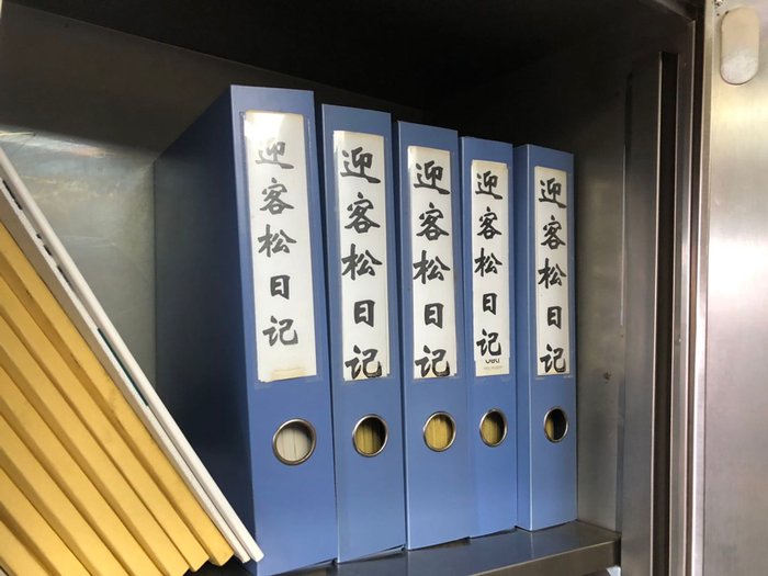  ▲书柜里的迎客松日记。新京报记者&nbsp;吴淋姝&nbsp;摄