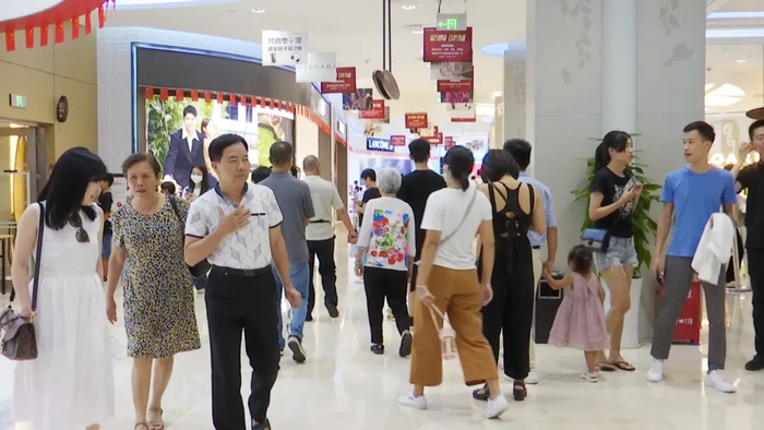 ▲10月7日，大批市民游客在此购物，化妆品柜台最受消费者欢迎，销售人员需随时补充商品。