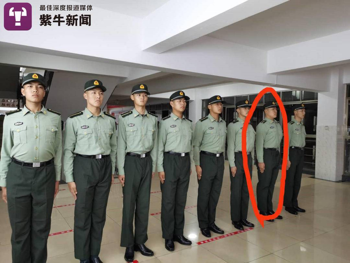 张天助（右二）和同学们在训练