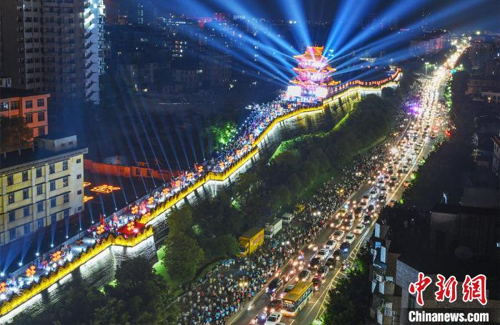 广东肇庆宋城墙夜景璀璨。　曾令华 摄