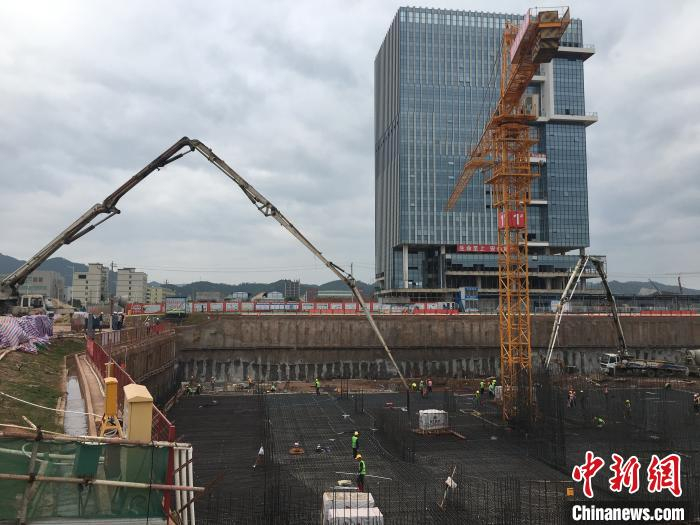 图为中铁北京工程局河源东站综合交通枢纽项目施工现场。　杨陈豪 摄