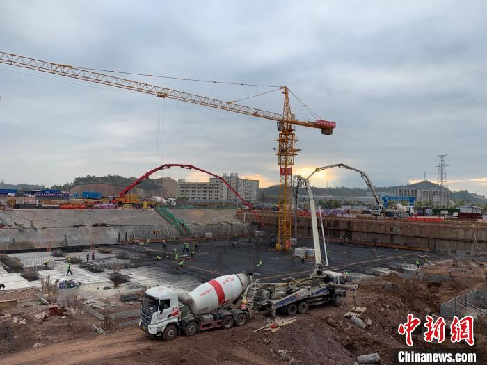     图为中铁北京工程局河源东站综合交通枢纽项目施工现场。　杨陈豪　摄