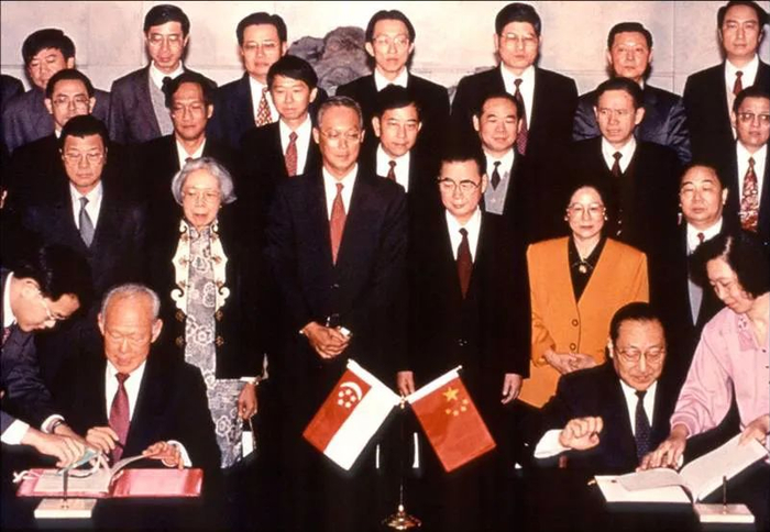 ▲1994年02月26日“关于合作开发建设苏州工业园区的协议书”签字仪式