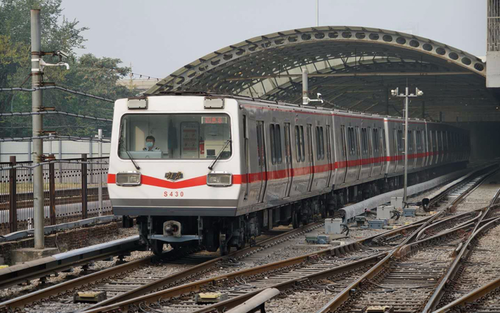 地铁1号线列车即将驶入四惠站，车辆旁边的斜向轨道即为新增设的4组道岔。新京报记者 裴剑飞 摄