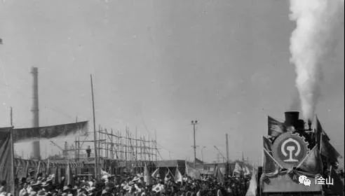 ▲1974年9月，金山铁路南线通车