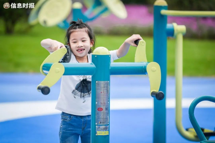 小朋友在公园健身嬉戏。信息时报记者 胡瀛斌 摄