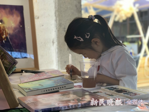 图说：活动期间安排了近20场手作体验课程。