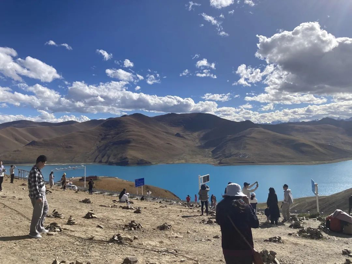 平日人迹稀少的羊湖周边也都是拍照的游客。图片由赵洋提供