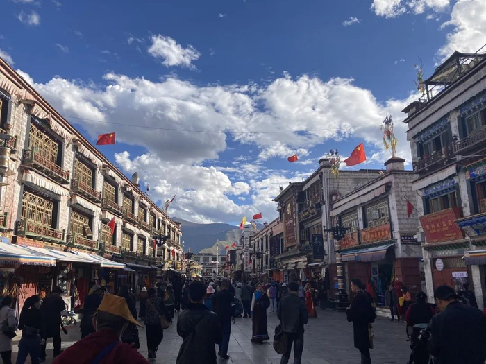 国庆期间的拉萨八廓街。图片由赵洋提供