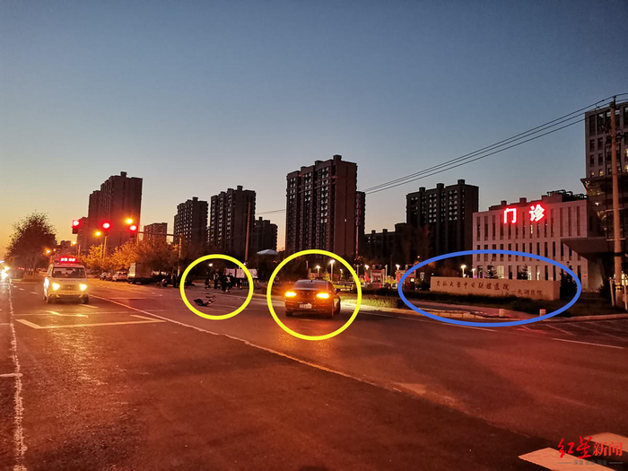 事故现场，黄圈处为发生车祸的汽车与摩托车，蓝圈处即为北湖医院入口。 红星新闻 图