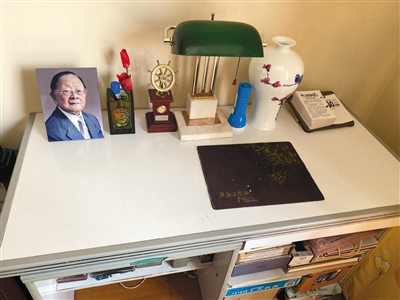 高文彬卧室里摆放的书桌。A10-A11摄影/新京报记者 杜雯雯