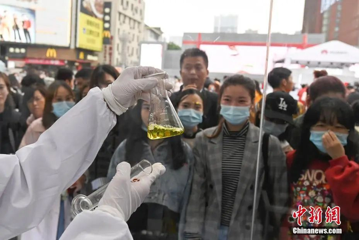 民众观看辣条油质检测。 中新社记者 杨华峰 摄