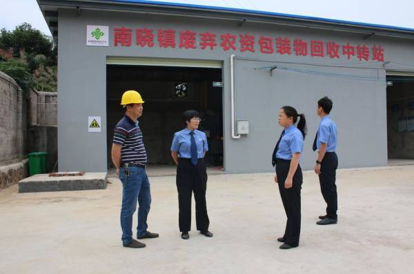 检察官回访废弃农资包装物回收中转站。