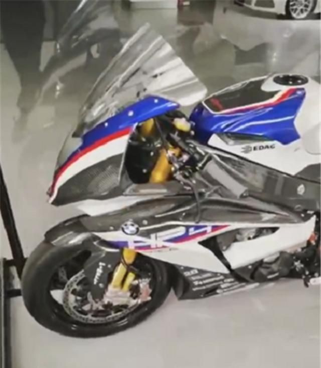 原来,这款宝马摩托车全球限量750台,而国内配额是30台,由于价格太贵