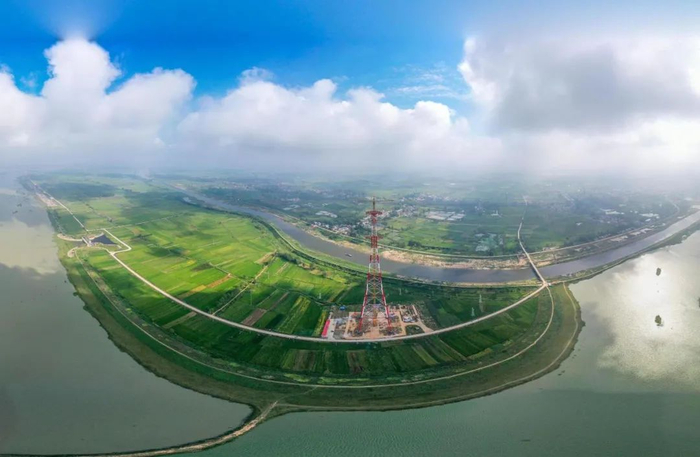 航拍安徽颍上县润河镇500千伏淮河大跨越工程全貌。新华网发（郑贤列 摄）