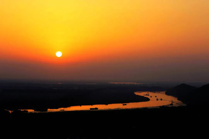  夕阳照耀下的淮河美景。新华网发（王晓珂 摄）
