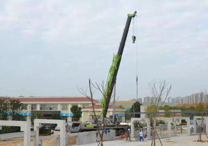 东山广场建设现场，吊车正在完成廊架的整体吊装。长沙晚报通讯员 高兴 摄