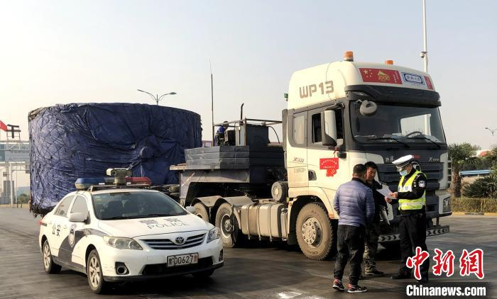 高速交警对大货车进行检查 杨军政 摄