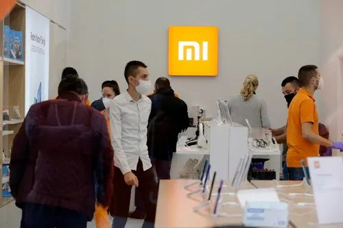 ▲顾客在光顾塞尔维亚首都贝尔格莱德的一家小米门店。（欧洲新闻图片社）