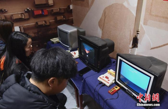 重庆市民玩小霸王游戏机寻找儿时回忆。周毅 摄