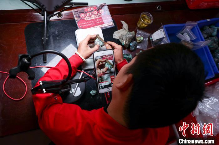 图为11月9日，正在直播带货绿松石的村民 张畅 摄