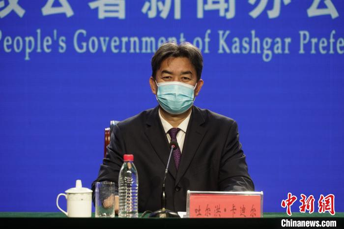     喀什地区农业农村局党委委员、副局长吐尔洪·卡迪尔在新闻发布上回答记者提问。　汪舟　摄