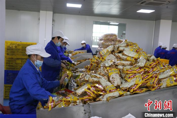 广西沪桂食品集团有限公司员工在包装螺蛳粉。　林馨 摄