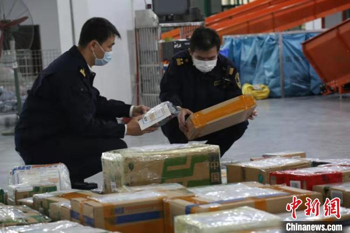 图为海关关员查验跨境包裹 余壮鹏 摄