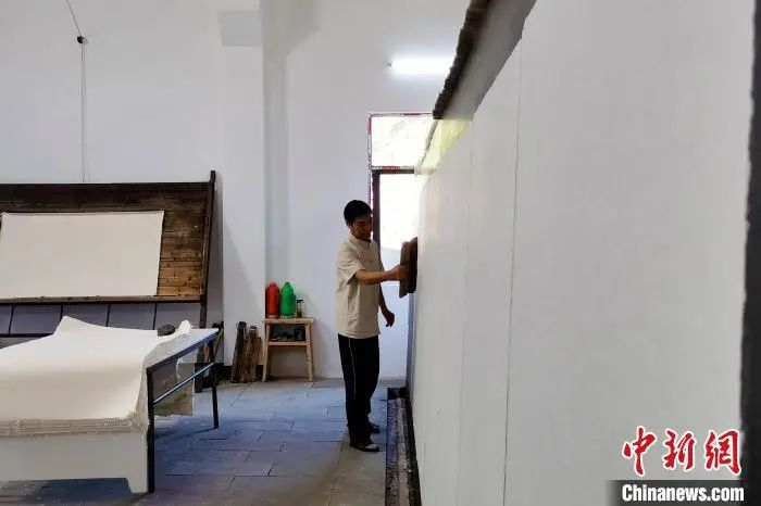 宣纸制作流程——烘纸 张强 摄