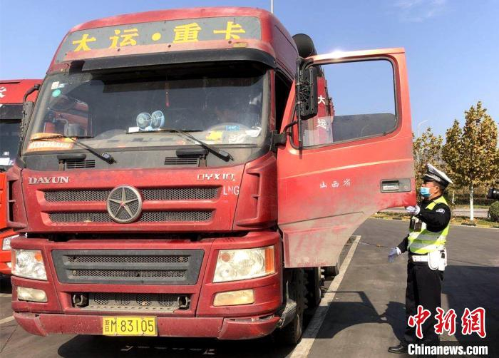 高速交警对大货车进行检查 杨军政 摄