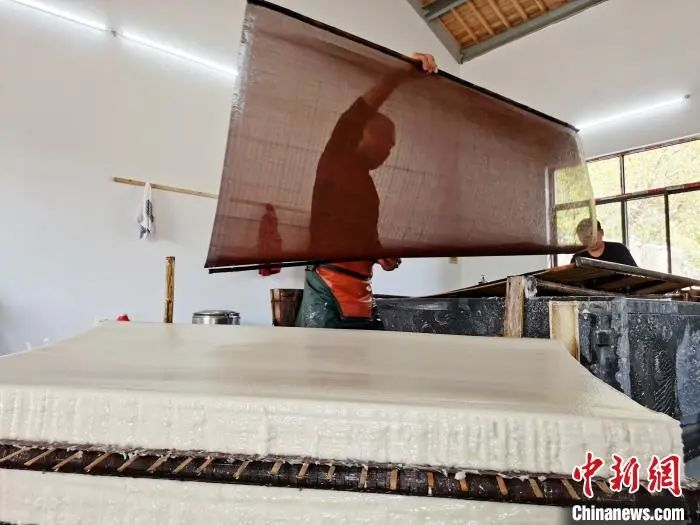 宣纸制作流程——捞纸 张强 摄