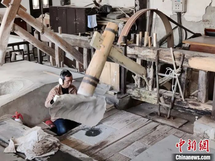 宣纸制作流程——碓皮 廖宇翔 摄