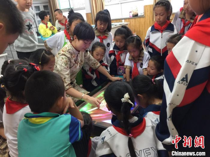 朱霞开展沙画普及课程。　王惠林 摄