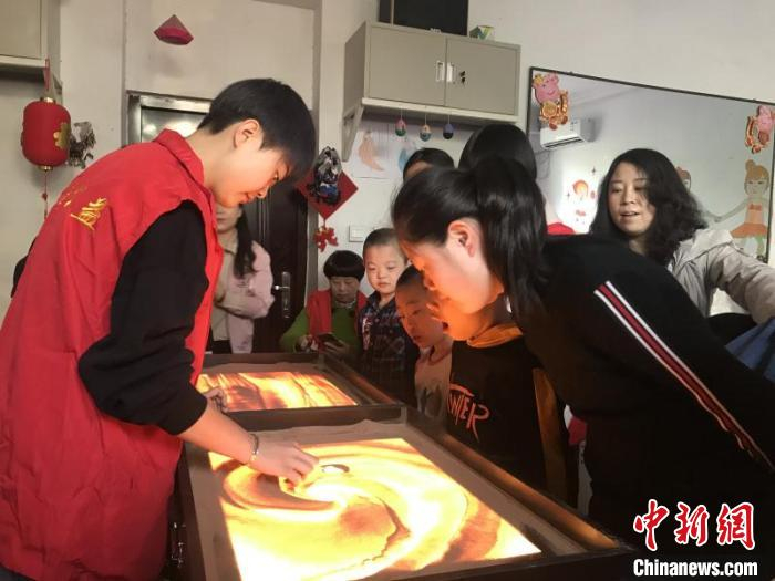 朱霞用沙画演绎“最美家乡”。　王惠林 摄