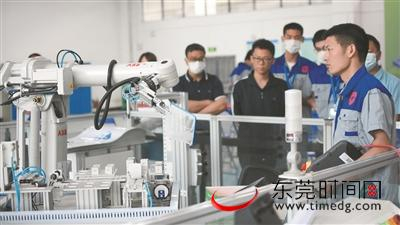 ▲参赛选手操控安装鱼网的机械手捞乒乓球 全媒体记者 吴鑫 摄