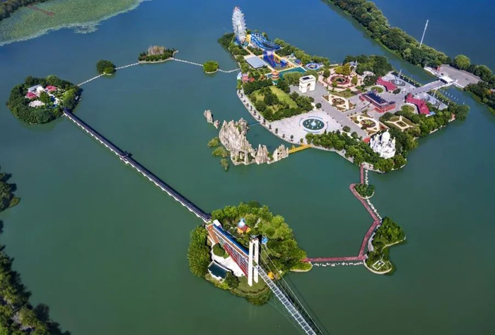 秋日时节，安徽省阜阳市蓝天、白云、碧水交相辉映，构成一幅和谐美好的秋日画卷，尽显秋日之美。新华网发（许晖摄）