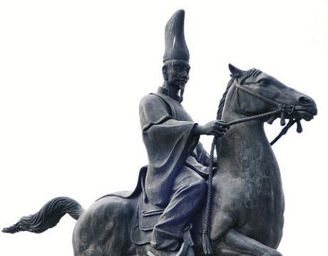 平将门是日本历史上唯一一个僭号称帝的人，在征战中受箭伤而死