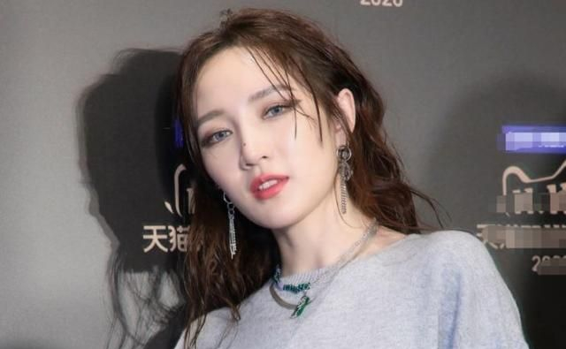 孟佳自曝戴假发片,遭郁可唯吐槽戳痛内心,孟佳听后反应太可爱|_新浪娱乐_新浪新闻