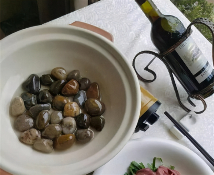 湖北有一道“硬菜”，炒的是石头，吃的也是石头，这该怎么吃呢？
