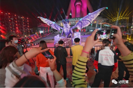 东方明珠塔下的可用AR观看的巨龙雕塑