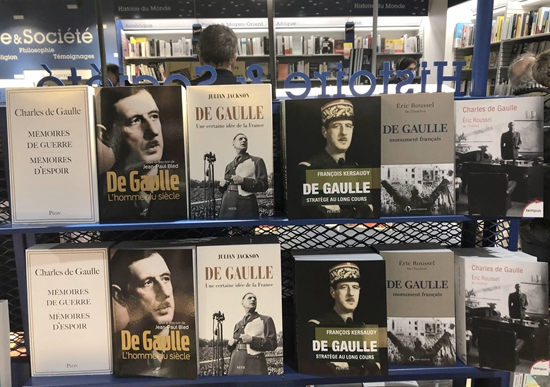     当地时间10月29日，巴黎一家大型书店摆放着各种与戴高乐相关的书籍。11月9日是戴高乐逝世50周年，法国官方原本计划举行大规模的纪念活动，但新冠肺炎疫情打乱了相关安排。 视觉中国供图
