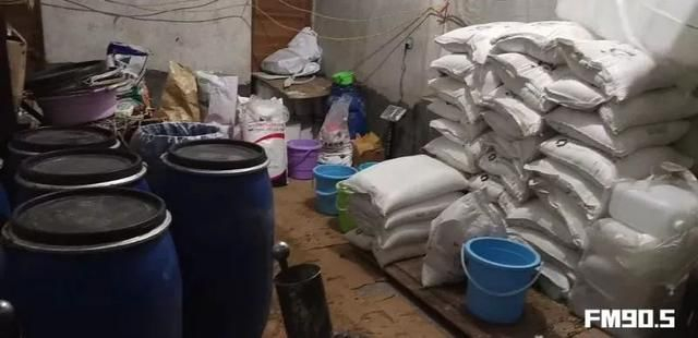 ▨制假窝点内堆放的大量原材料，图片来自FM90.5