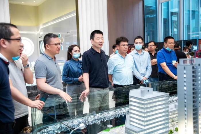 图说：今年5月30日，华鸿嘉信集团董事长李金枢携集团高层领导代表团，在浙江温州某项目进行参观考察。