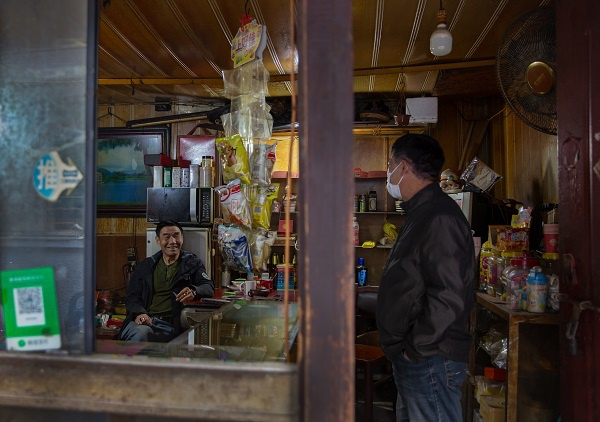 图说：“何晨杂货店”内因为正在清货和收拾东西，显得有些杂乱。何云富说，这是自己第二次退休