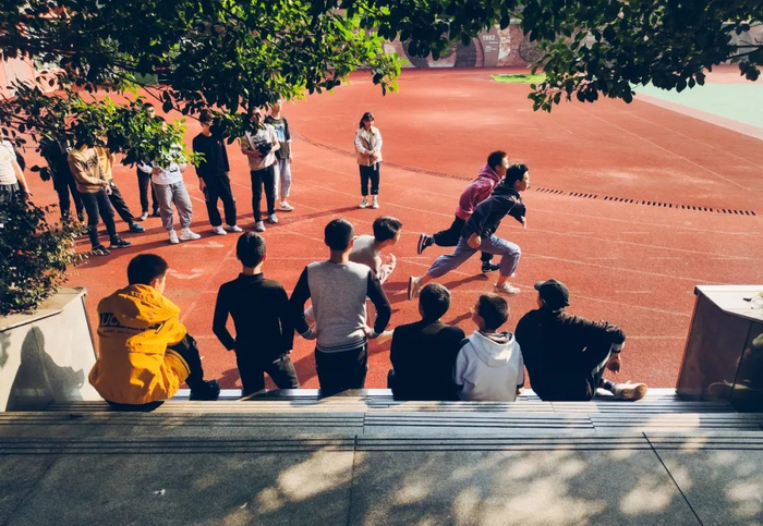 近日，重庆阳光明媚，位于九龙坡的重庆市工艺美术学校内，阳光洒在操场上，上体育课的同学们正在暖阳下奔跑。陈林 摄