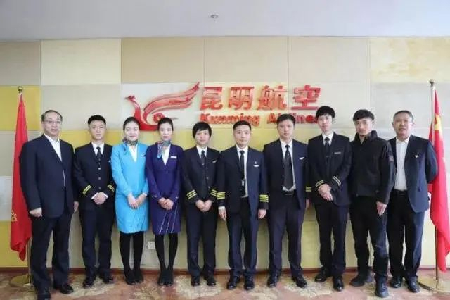 机组人员，左二起分别是：郭鑫洋、连文君、王成成、杨洋、徐田野、秦攀、原帅、张庆华） 昆明航空 供图