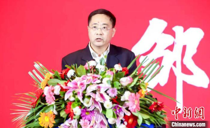 北京广播电视局党组成员、驻局纪检监察组组长邹立华发言。　俊峰 摄