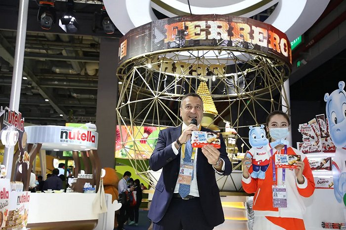 费列罗中国区总经理马如城在进博会上介绍新品