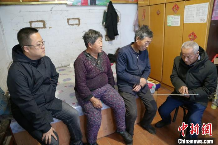 图为林玉文入贫困户家了解情况。受访者供图