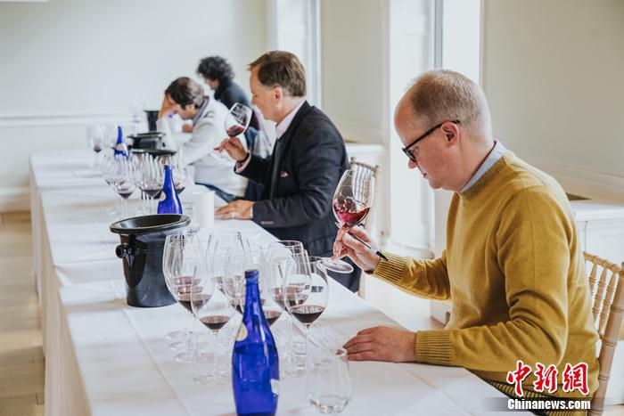 评审专家包括5位世界葡萄酒大师和5位世界侍酒大师